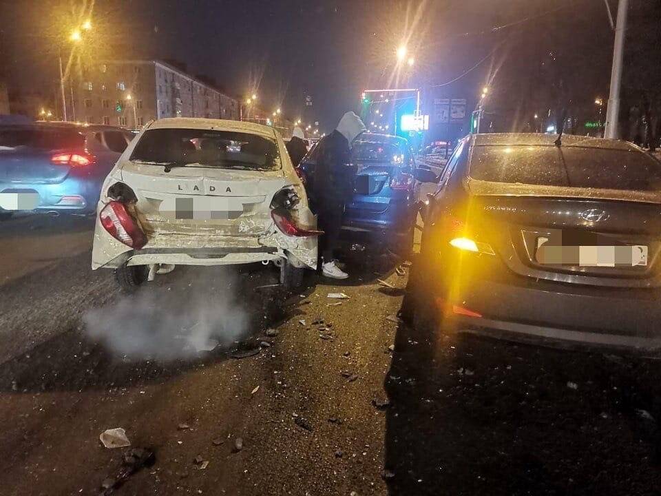 В Уфе столкнулись три автомобиля: двое пострадали