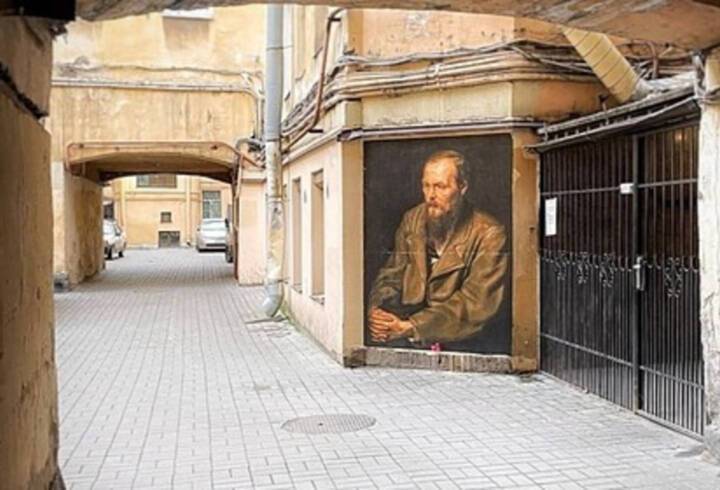Граффити с портретом Достоевского закрасили в центре Петербурга