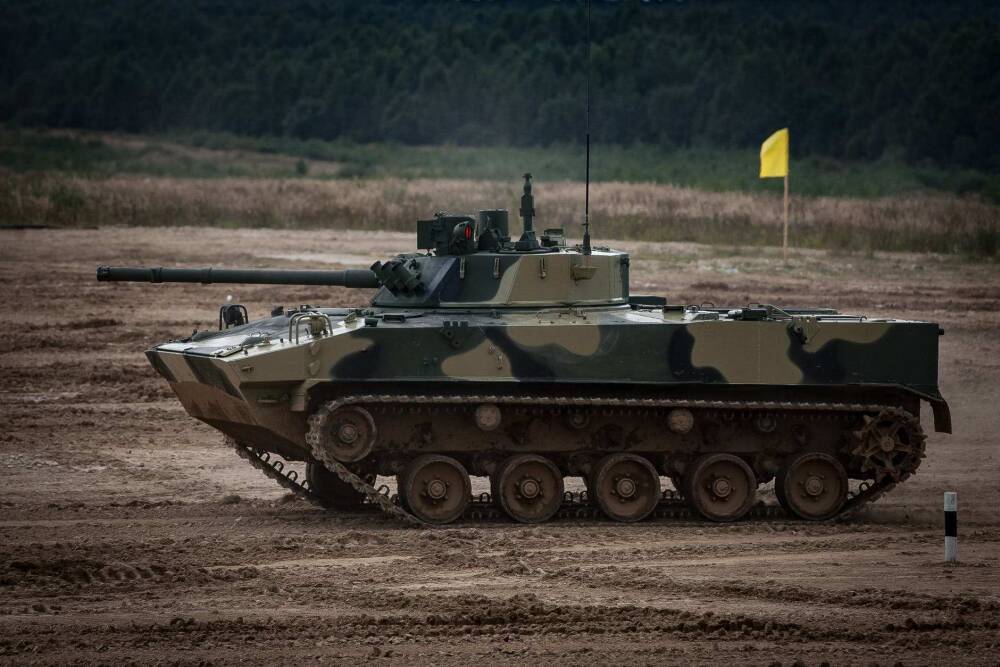 Bloomberg: Россия направила в Крым эшелоны с танками и тяжелым вооружением