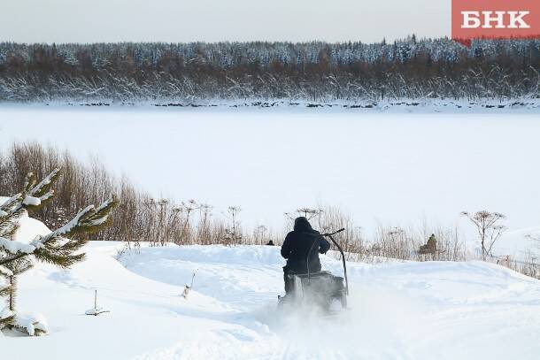 В усинской деревне водитель снегохода провалился в полынью