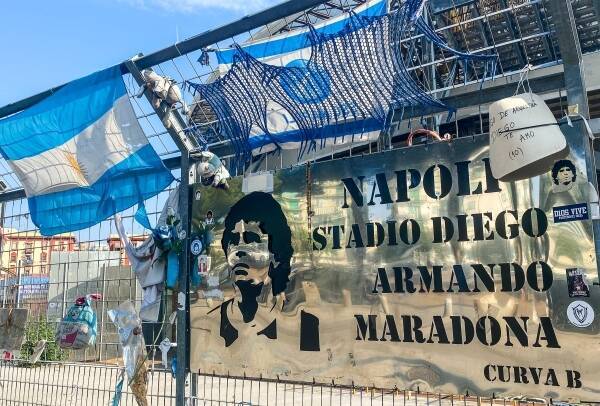 В Неаполе установили памятник Диего Марадоне