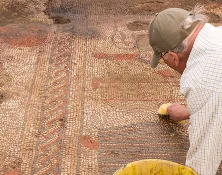 В Великобритании фермер нашел уникальную римскую мозаику IV века (Фото)