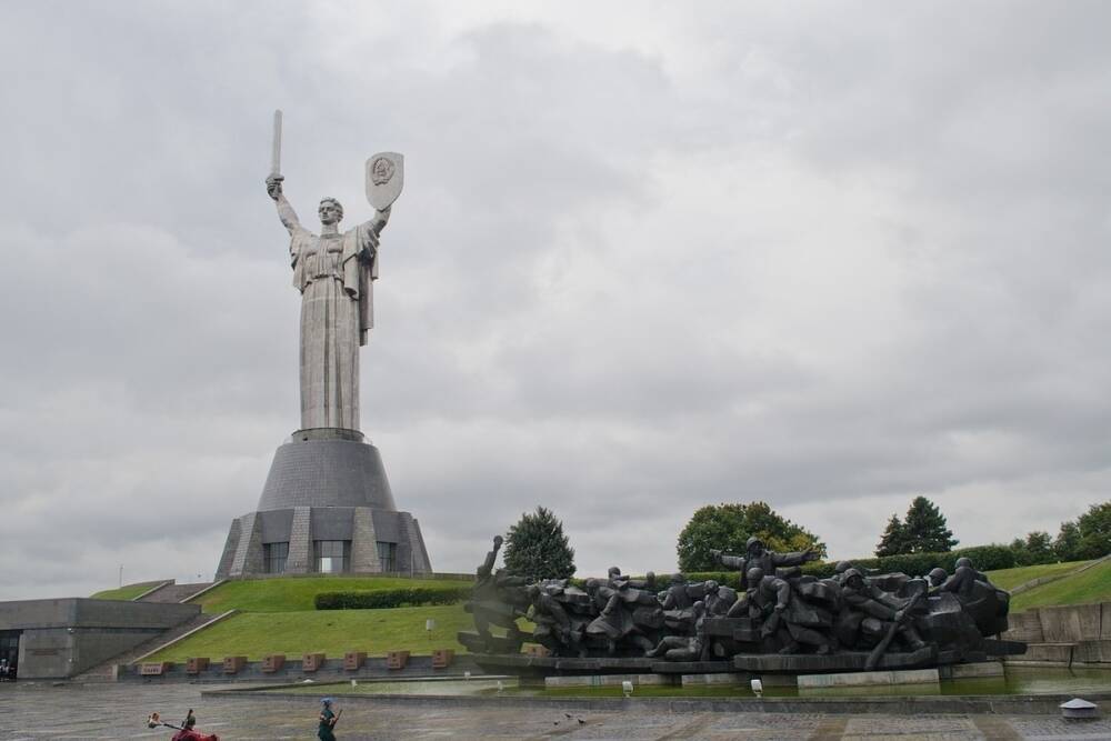 В Киеве предложили сменить пол монумента «Родина-мать»