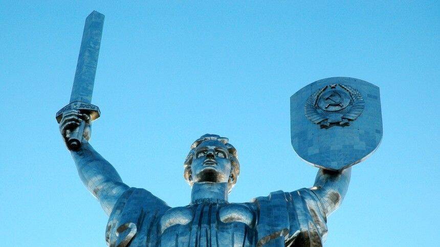 В Киеве потребовали сменить пол скульптуре «Родина-мать»
