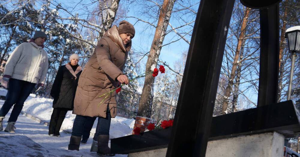 Кемеровчане несут цветы к мемориалу Кузбасским шахтерам