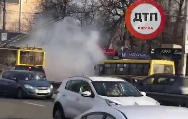 В Киеве во время движения загорелась маршрутка