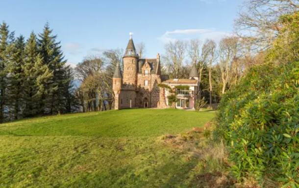 В Шотландии сдают в аренду розовый замок 14 века