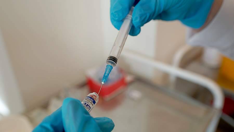 В РФ проверят вакцины на эффективность против новых штаммов COVID-19