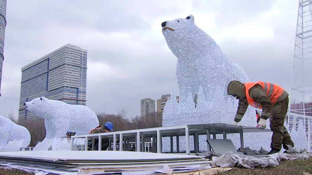 В Ростокине устанавливают огромную инсталляцию в виде полярных медведей