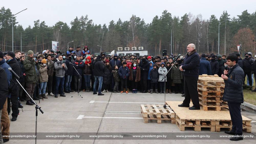Лукашенко: Руководство Польши обезумело, устроили бойню на границе