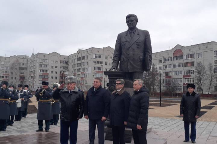 В Брянске открыли памятник прокурору Рекункову