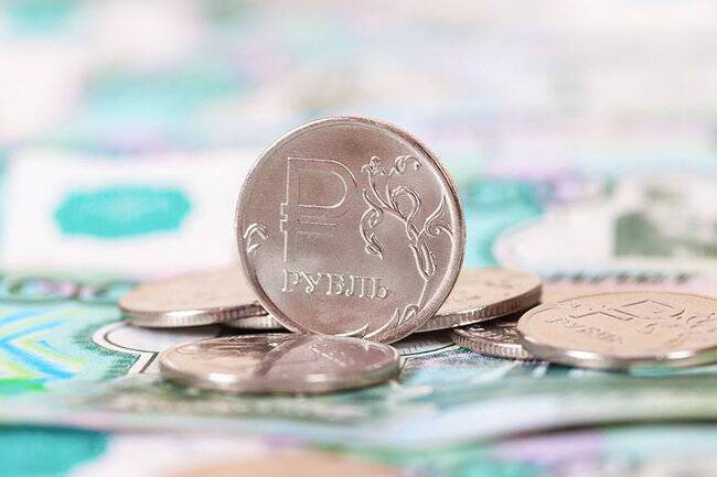 Рубль крепко сидит в своей нише между долларом и евро