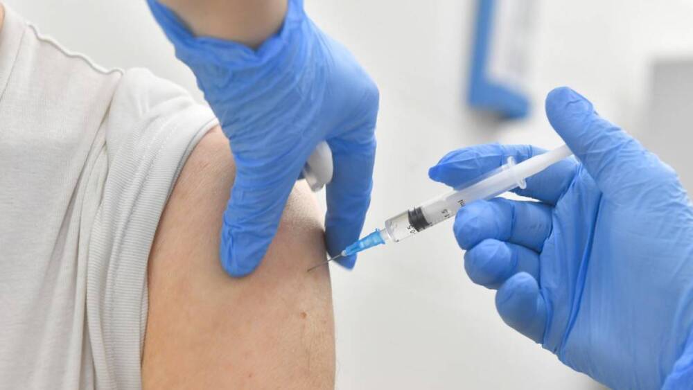 Иммунолог Болибок назвал вакцинацию главным средством борьбы с коронавирусом