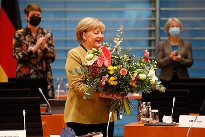 Ангелу Меркель проводят с поста канцлера под песню о дожде из красных роз