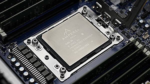 Крупный производитель серверов перешел на процессоры «круче, чем у AMD и Intel»