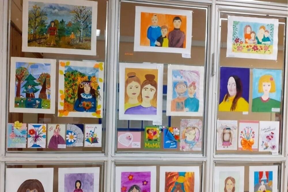 Администрация Псковского района открыла выставку детских рисунков ко Дню матери