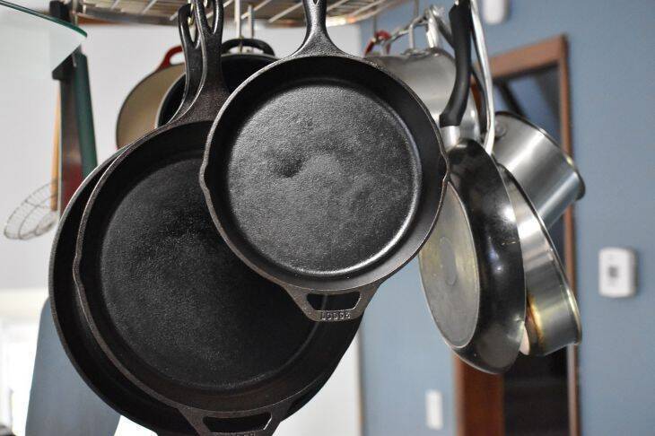 Как можно жарить на старой сковородке, чтобы продукты не пригорали: хитрость продвинутых хозяек