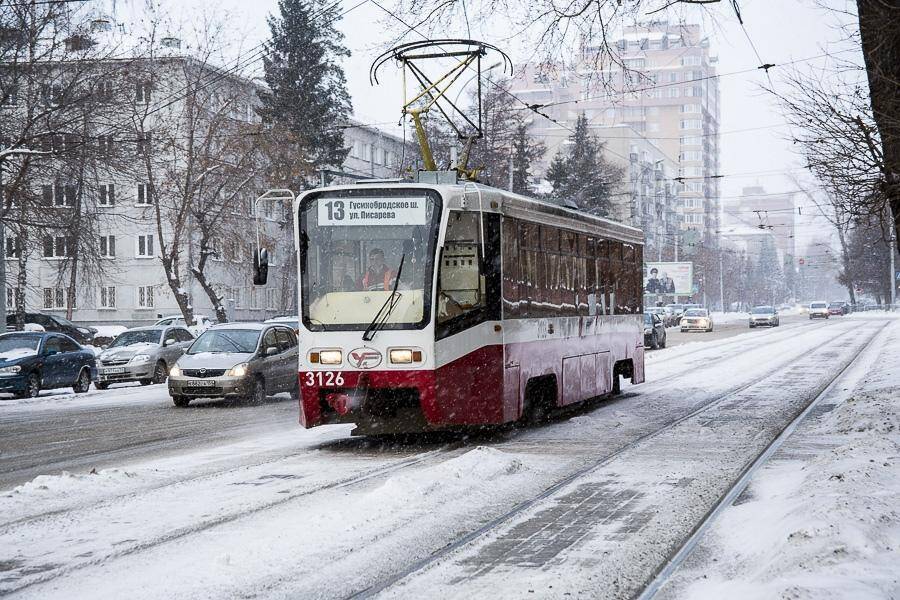 В Новосибирске водитель трамвая оставил пассажиров на улице из-за обеда