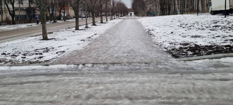 Тротуары города в Карелии покрылись опасным льдом (ФОТО)