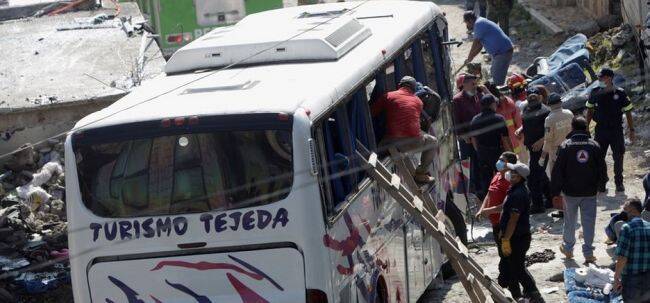 В Мексике автобус с пассажирами врезался в здание — погибли 19 человек
