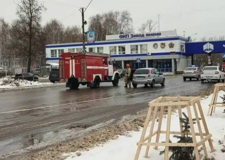 На оборонном заводе в Дзержинске произошли взрывы, пострадали люди, бушует пожар
