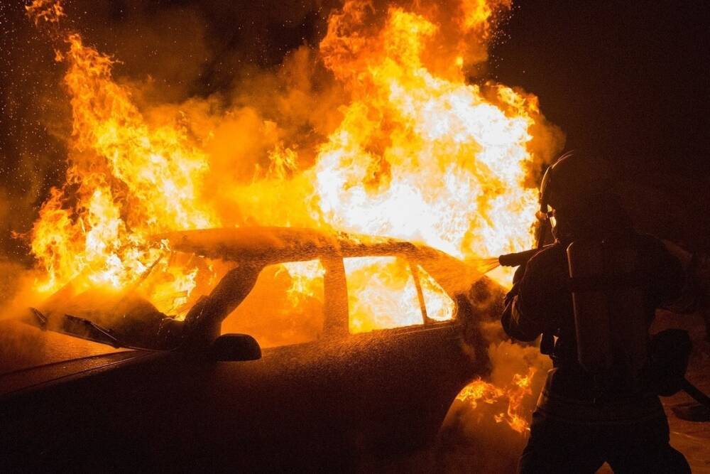 Ночью в Йошкар-Оле пожарные тушили горящий автомобиль