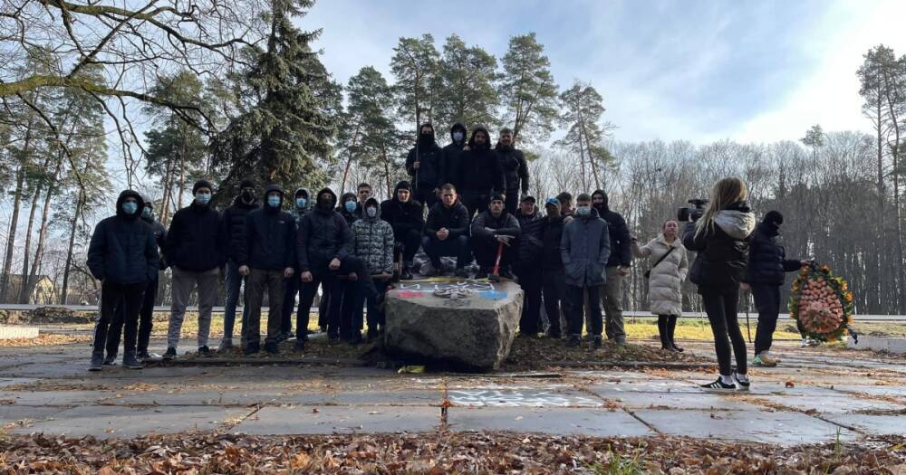 В память о жертвах Голодомора: на Киевщине снесли памятник НКВД (ФОТО, ВИДЕО)