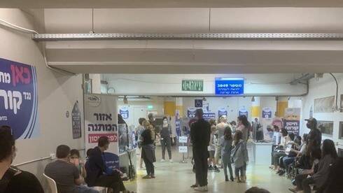 На прививочных пунктах в Израиле образовались очереди родителей с детьми из-за "Омикрона"