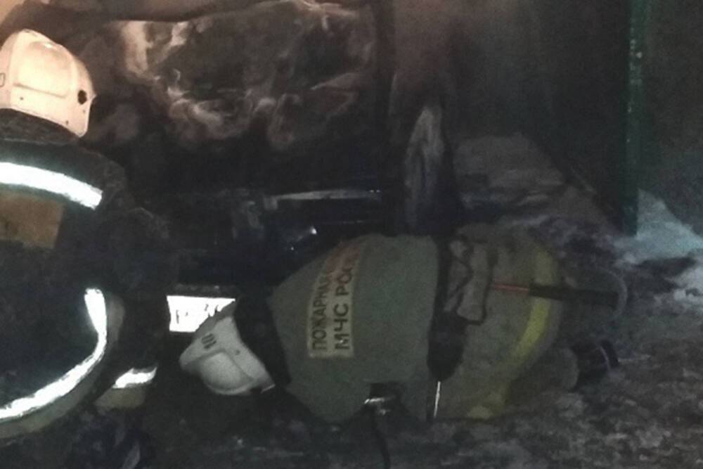 В поселке Отрадное огонь уничтожил дорогостоящий автомобиль BMW X5