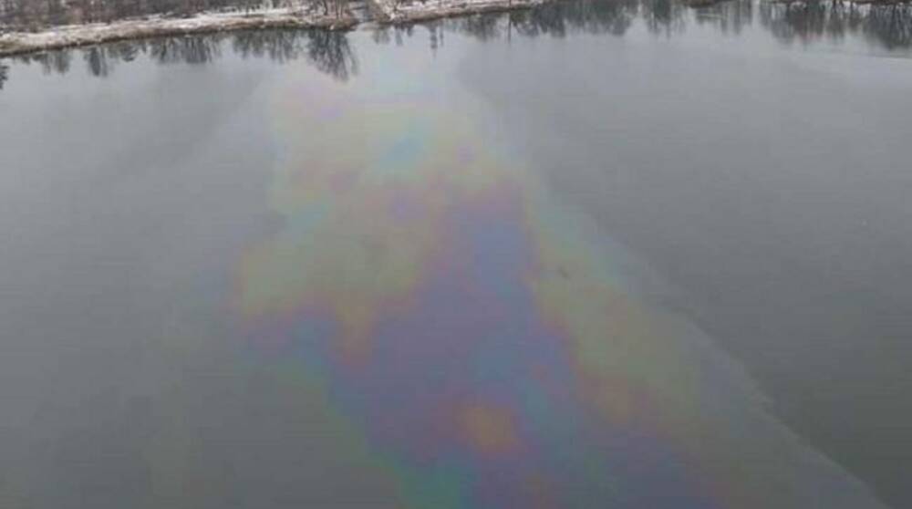 В Киеве на Оболони слили нефть в одно из озер