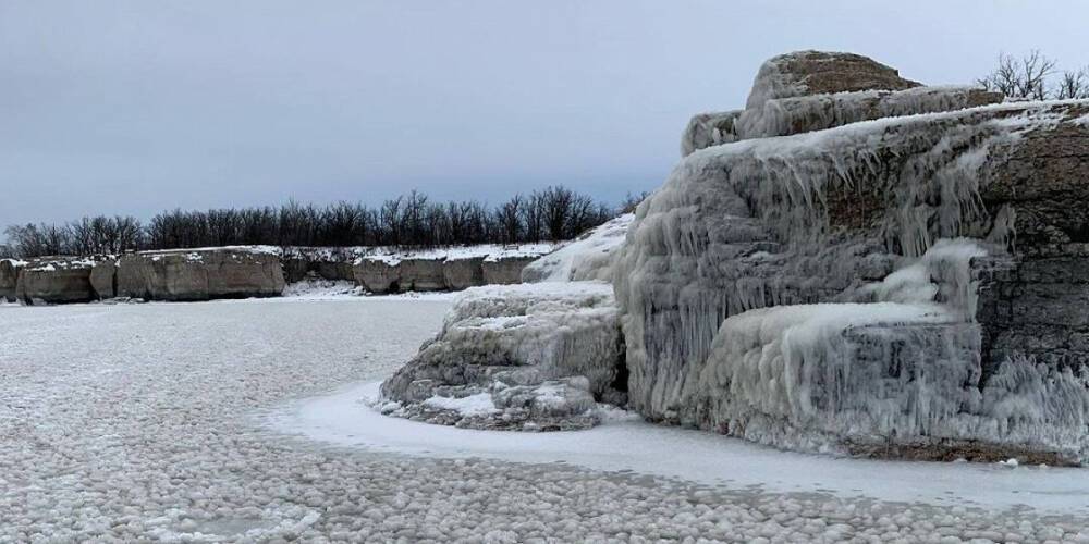 На одном из Канадских озер образовался странный лед в виде шаров (видео)