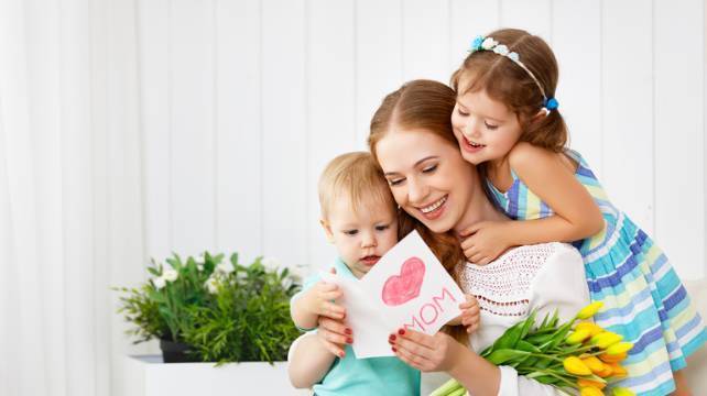 Открытка День матери 2021 года должна быть дополнена искренними стихами, которые поднимут маме настроение