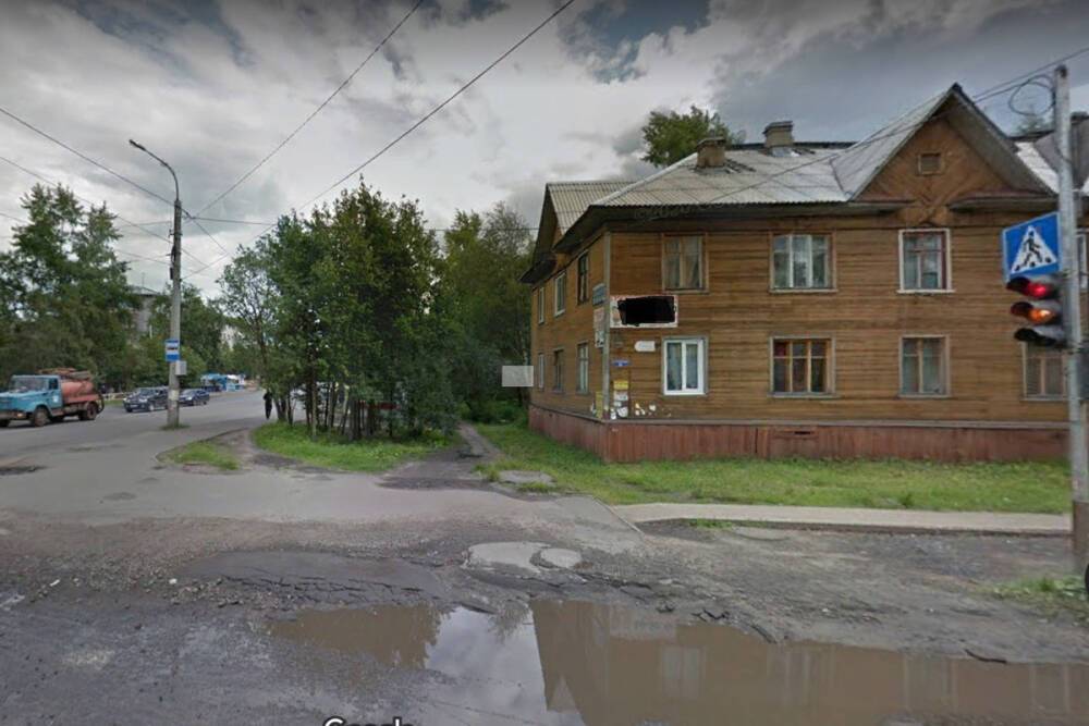 В Архангельске рухнувшая печь заперла двух барышень в аварийной деревяшке