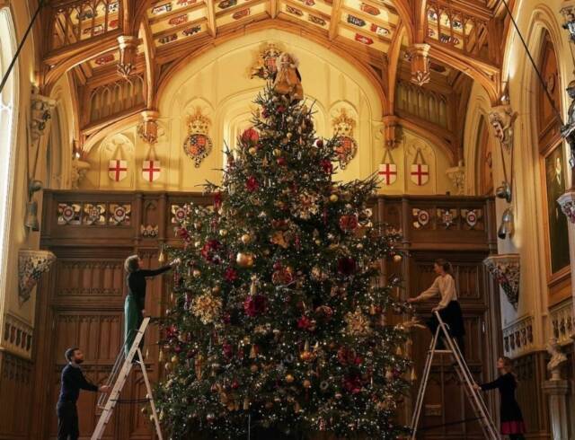 В Виндзорском замке королевы Елизаветы II уже украсили рождественскую елку (ФОТО)
