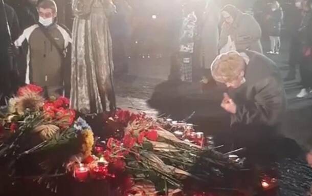 В Киеве заметили пенсионера, который ел хлеб с мемориала Голодомора (ВИДЕО)