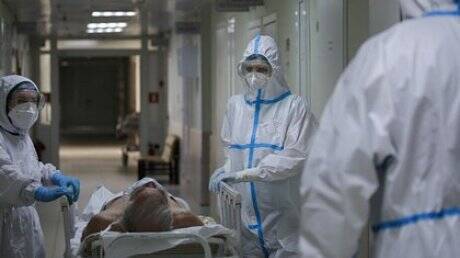 Вирусолог спрогнозировал сроки появления омикрон-штамма в России