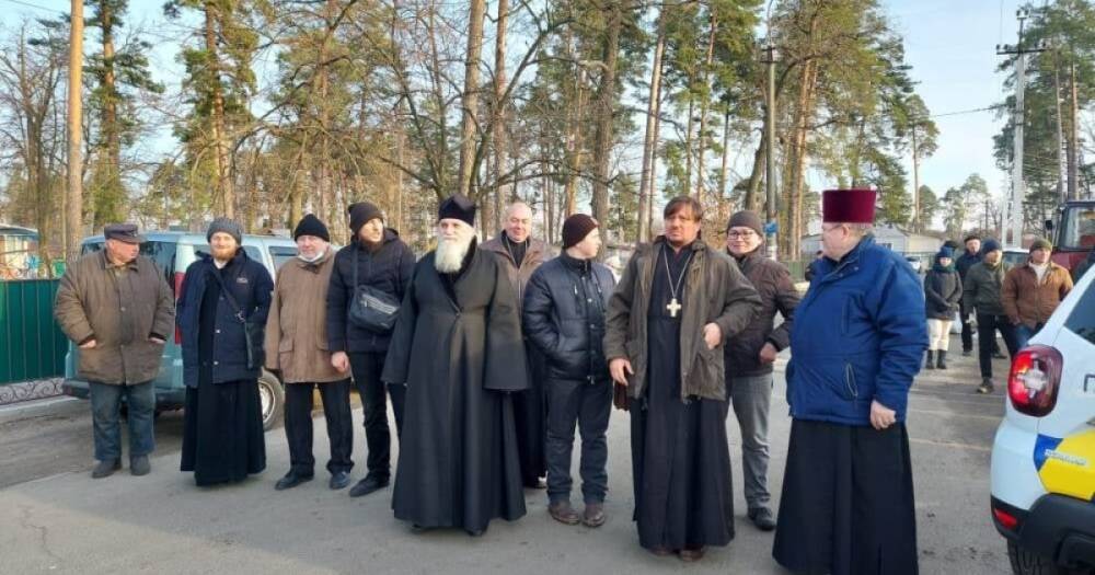 Священники УПЦ и ПЦУ устроили потасовку из-за строительства храма под Киевом (фото, видео)