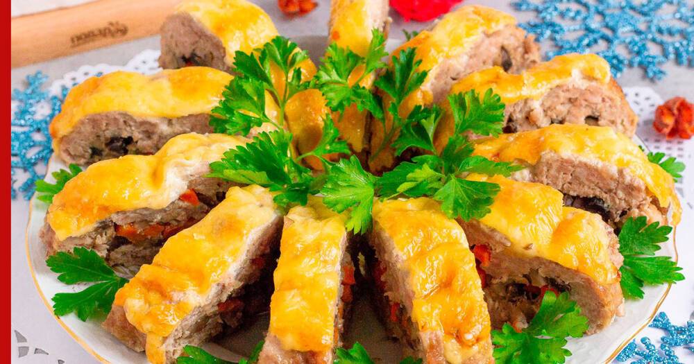 Новогодняя кухня: рецепт праздничного мясного рулета с грибами и сыром