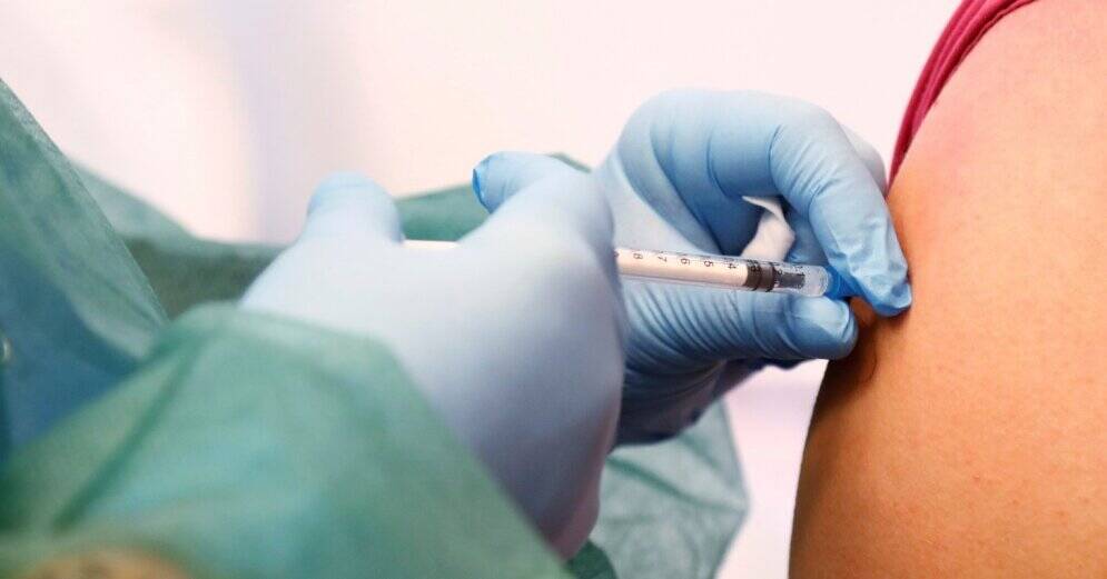 В Германии врач прививал посетителей аэропорта самодельной вакциной от коронавируса