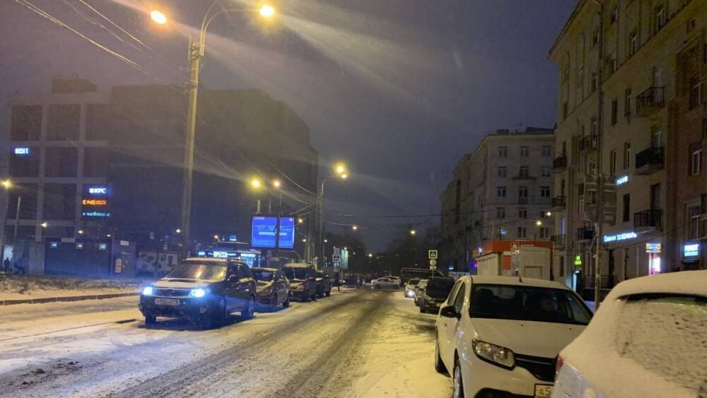 В Петербурге разливают вредные реагенты на улицах вместо чистки дорог от снега