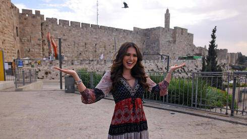 В Израиль прилетела победительница конкурса Мисс Вселенная. Чем ее угостили в Эйлате
