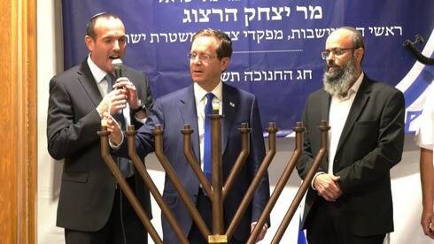 Впервые: президент Израиля Ицхак Герцог зажег ханукальную свечу в Хевроне