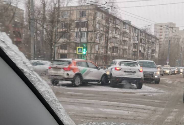 На перекрестке в Московском районе столкнулись каршеринговые автомобили