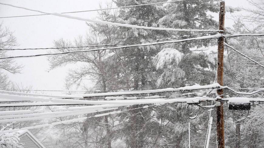 Около 4,5 тысяч жителей Новгородской области остались без света из-за снегопада