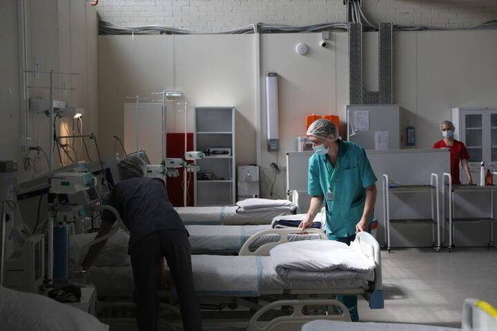 Суточное количество коронавирусных госпитализаций в Петербурге упало на сотню