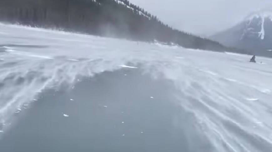 Сила природы: рыбак на стуле с ветерком прокатился по замерзшему озеру (Видео)