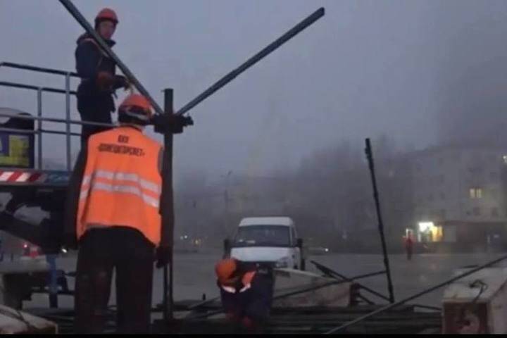 В Донецке начали монтировать главную елку республики