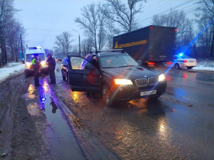 Водитель BMW получил травмы в утреннем ДТП в Твери