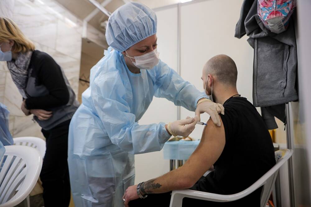Лишь 15% жителей Екатеринбурга сообщают в резюме о прививке от ковида
