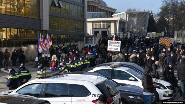 В Грузии ситуация накаляется: под зданием суда, куда привезли Саакашвили, начались столкновения